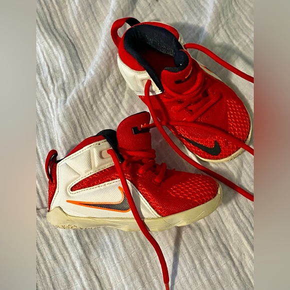 LEBRON JAMES BASKETBALL SHOES TODDLER 🏀 - Picture 1 of 6